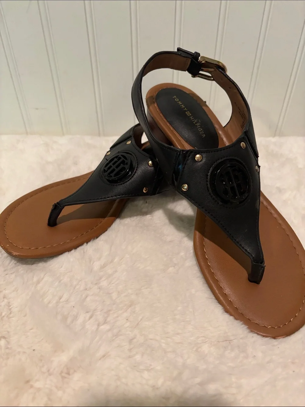 Tommy Hilfiger Kissi Black Thong Sandals with Tan Footbed Sz 8